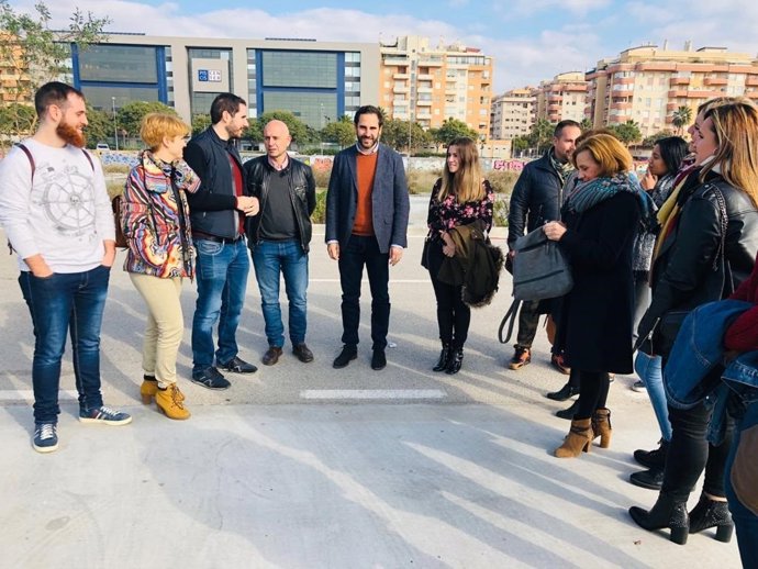 Daniel Pérez junto a colectivos sociales en los terrenos cedidos a la UCAM
