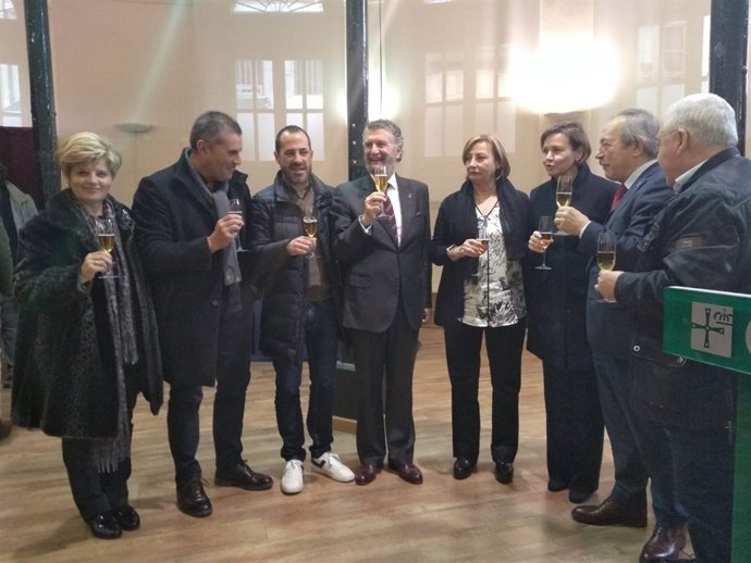 Brindis navideño entre los alcaldes.