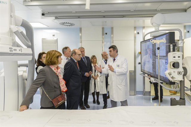 El consejero Darpón visita el nuevo equipo de hemodinámica de Cruces