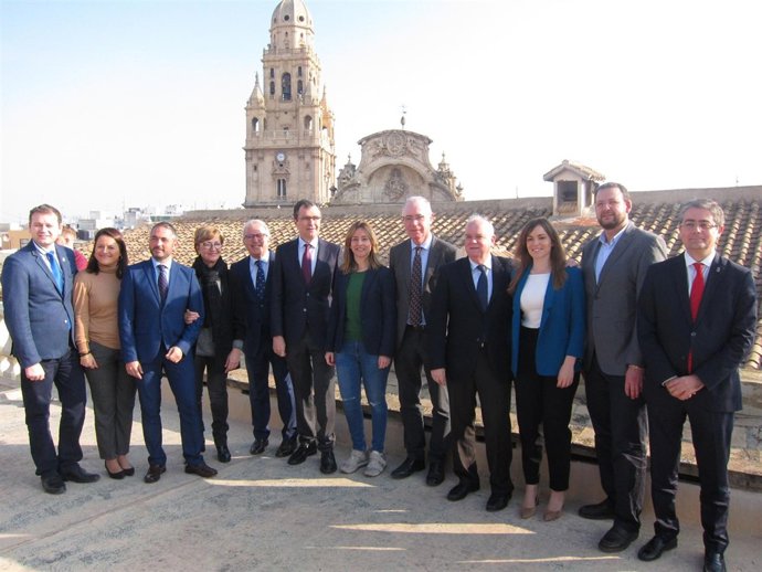 Ballesta con su Equipo con la Catedral de fondo