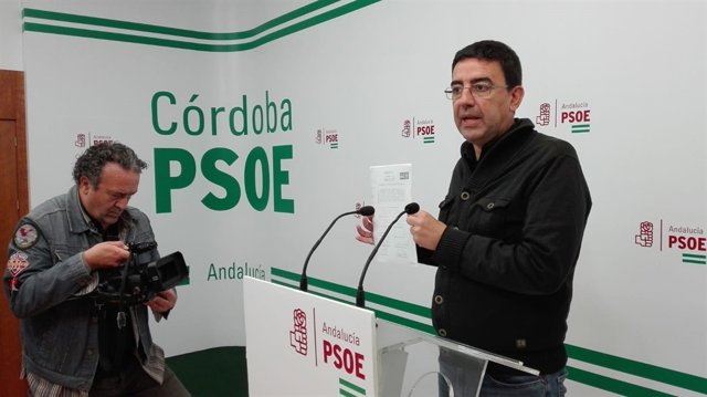 Mario Jiménez muestra la solicitud registrada