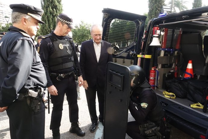 De la Torre inspecciona el nuevo equipamiento de la Policía Local