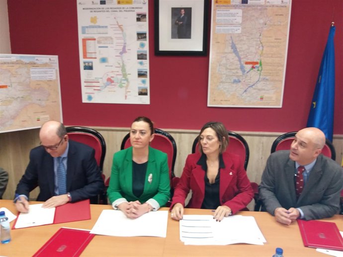 Barcones (2I) y Marcos (2D) en la firma del acuerdo 28-12-2018