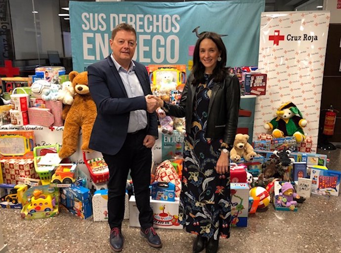 Roche recolecta más de 100 regalos con destino a Cruz Roja