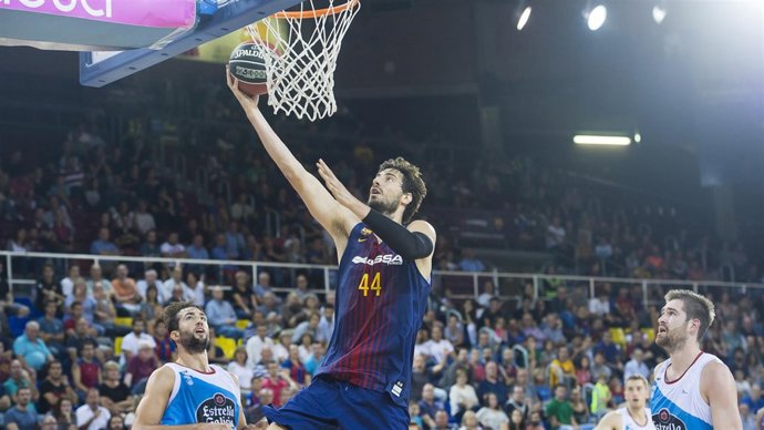 Ante Tomic anota una canasta en el FC Barcelona Lassa-Monbus Obradoiro