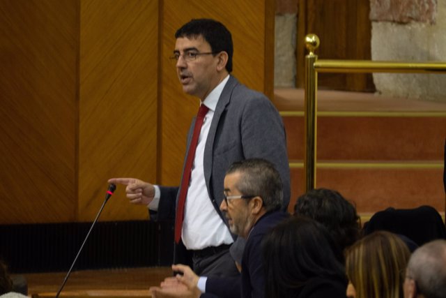 Mario Jiménez y José Muñoz (PSOE-A), en el Parlamento andaluz.