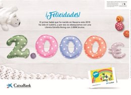 Cheque de CaixaBank para el primer bebé del año