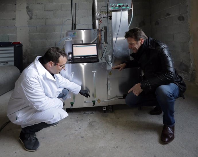 Samuel Le Bihan junto inventor de máquina que convierte plástico en combustible