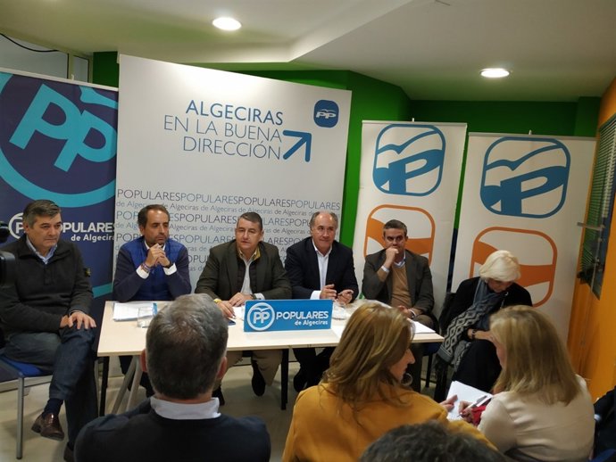 Sanz en reunión de partido en Algeciras