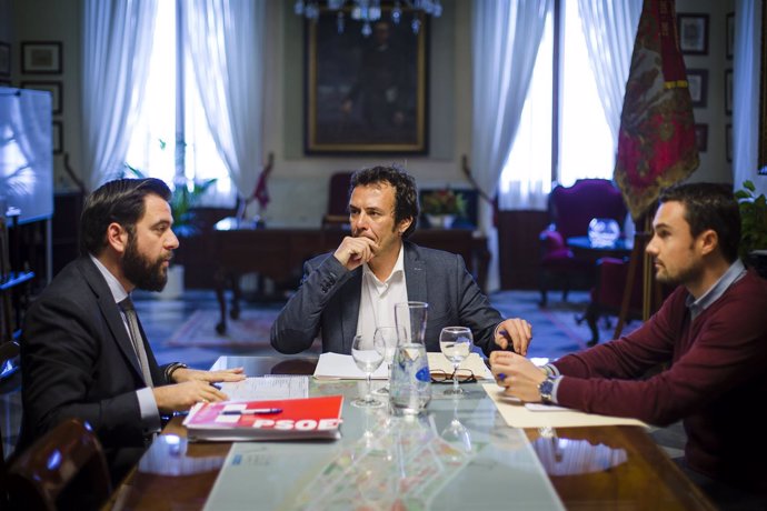 El alcalde de Cádiz reunido con el portavoz del PSOE en el Ayuntamiento