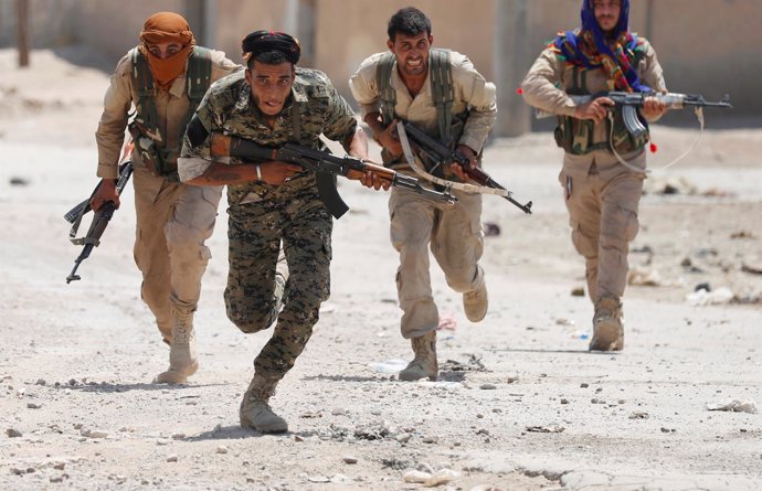 Combatientes kurdos de las FDS en Raqqa