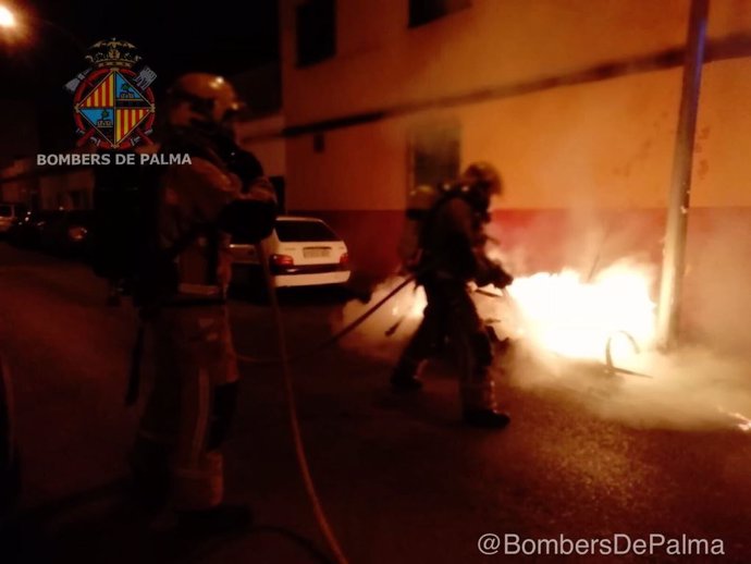 Bomberos apagan un contenedor en Palma