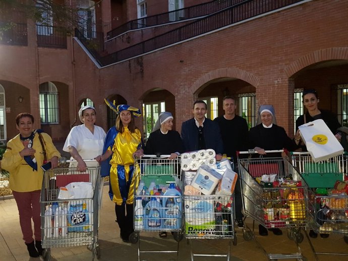 Trabajadores de Correos dan alimentos a las Hermanitas de los Pobres
