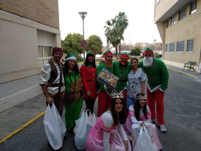 Entrega solidaria de juguetes por parte de taxistas