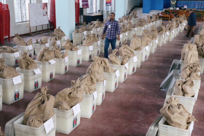 Distribución de material electoral en Bangladesh