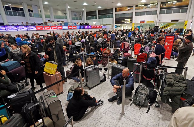 Pasajeros esperan en el aeropuerto de Gatwick por la cancelaciÃ³n de vuelos