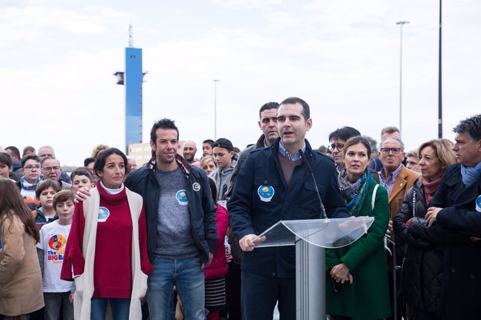 Alcalde de Almería en la inauguración de 'La Ballena'