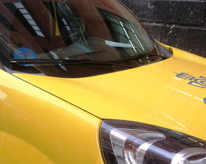 Uno de los vehículos de Correos con el nuevo distintivo ambiental de la DGT