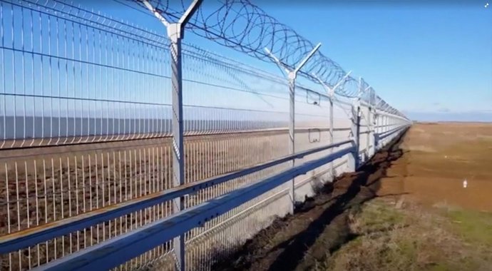 Valla fronteriza rusa entre Crimea y el resto de Ucrania