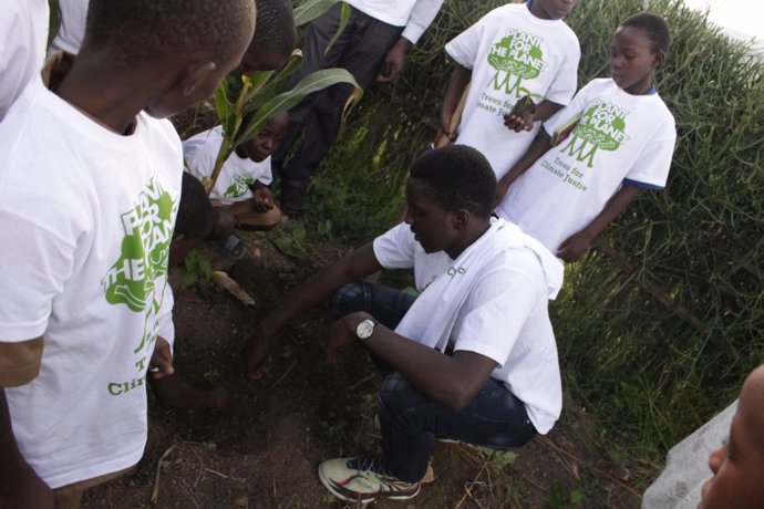 Plantación de un árbol en Ruhango, Ruanda