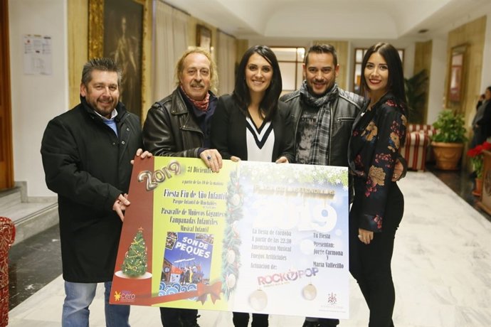 González (centro) con artistas y productores de la Fiesta de Fin de Año