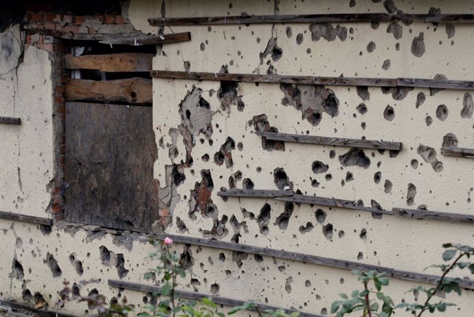 Una casa alcanzada por la metralla en la región rebelde de Donetsk