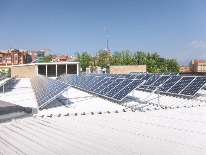 Placas solares en el tejado del Ayuntamiento                       