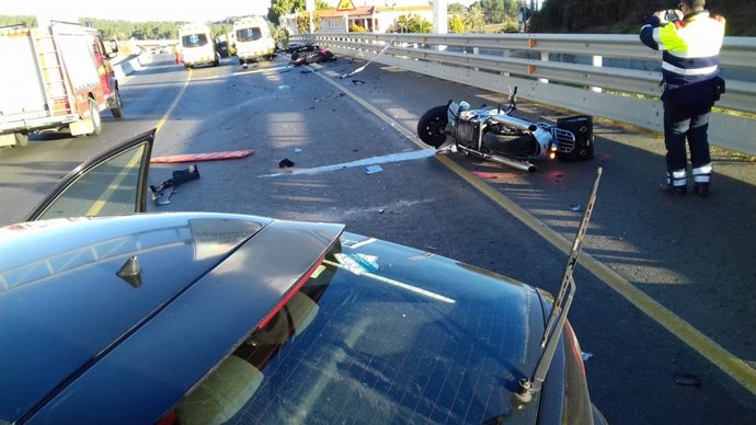 Accident entre un cotxe i tres motos a Vilademuls