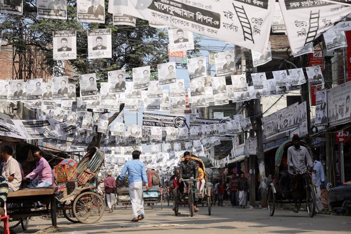 Carteles de candidatos a las elecciones en Bangladesh