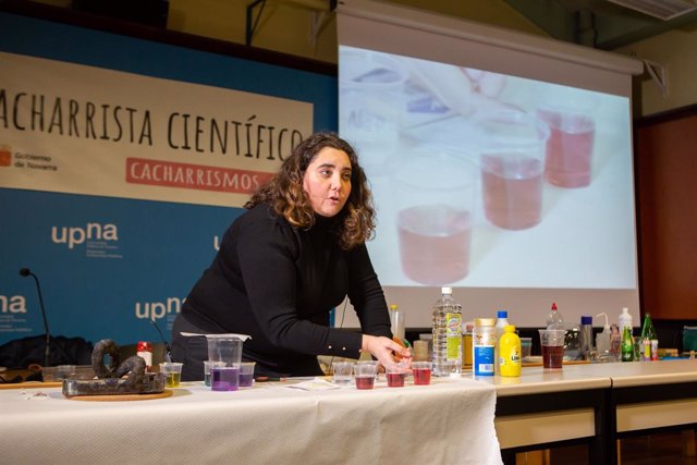 La investigadora Teresa Valdés Solís durante un experimento