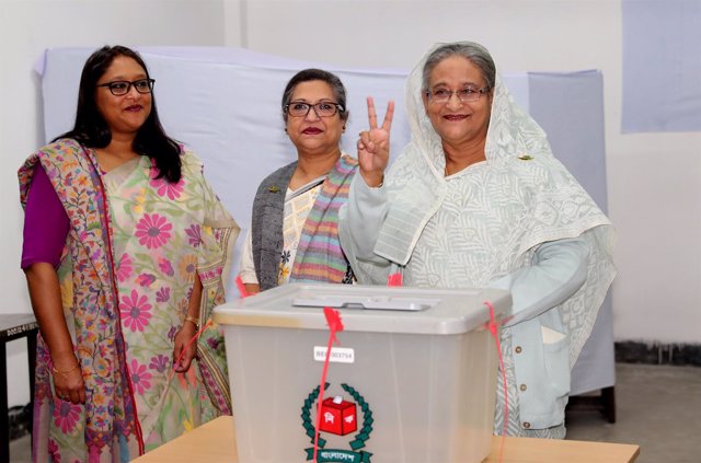 La primera ministra de Bangladesh, Sheij Hasina, tras votar en Dacca
