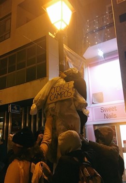 Arran cuelga un muñeco en una farola con el nombre de Jorge Campos