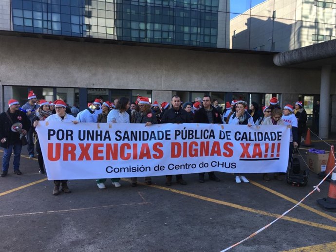 El personal de Urxencias del Hopsital Clínico de Santiago, en una concentración