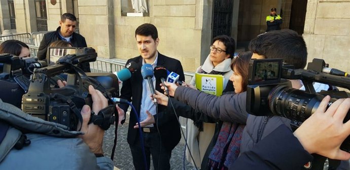 El portavoz de Pacma en Catalunya, Nacho Pascual, a las puertas del Ayuntamiento