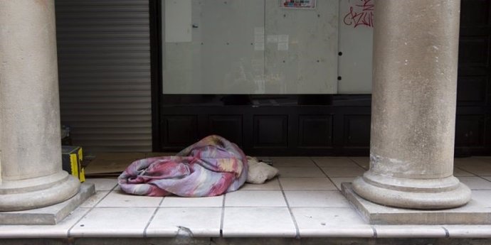 Una persona 'sin techo' duerme en la vía pública