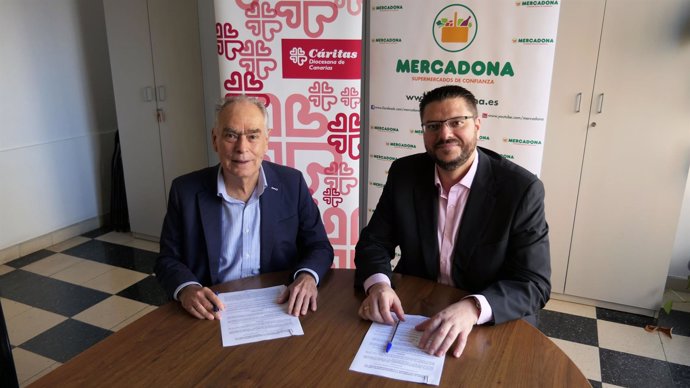 Arcadio Peñate y Gonzalo Marrero firman el acuerdo entre Mercadona y Cáritas