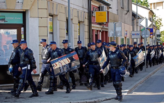 Policía antidisturbios en Banja Luka