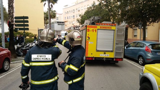 Los Bomberos de Cádiz tras intervenir en un incendio