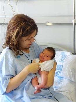 Samuel el primer niño nacido en La Rioja junto a su madre