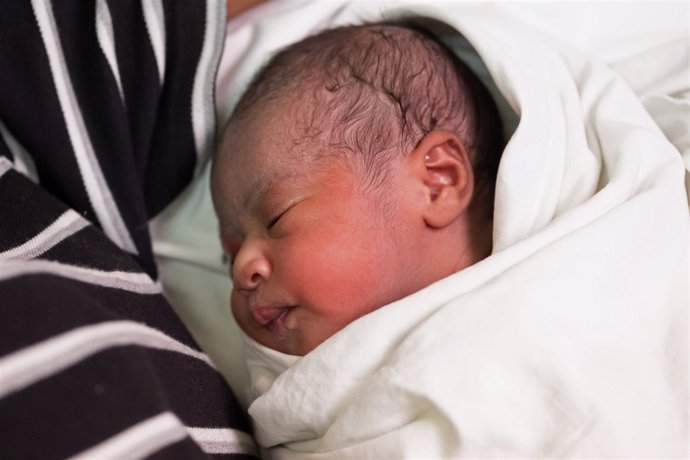 Niña recién nacida en Fiyi, el primer nacimiento de 2019