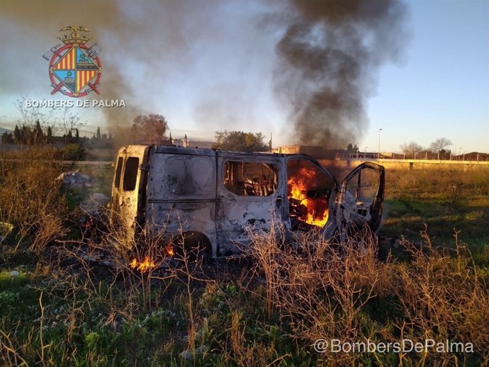 Incendio en una furgoneta en Son Banya