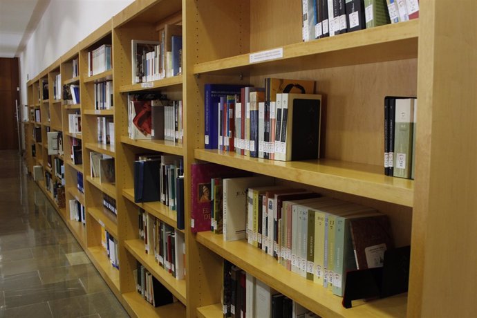 Libros en una estantería de una biblioteca valenciana