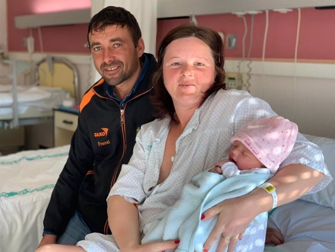 Anastasia, primera bebé nacida en C-LM en 2019, y sus padres