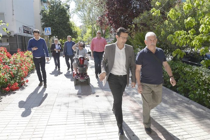 El alcalde, Francisco Cuenca, en una visita al barrio de la Chana