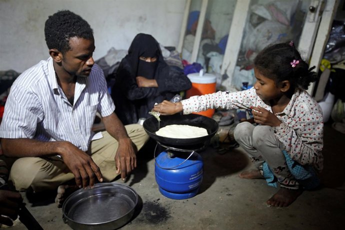 Una familia prepara la comida en Saná