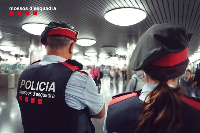 Mossos patrullant el transport públic