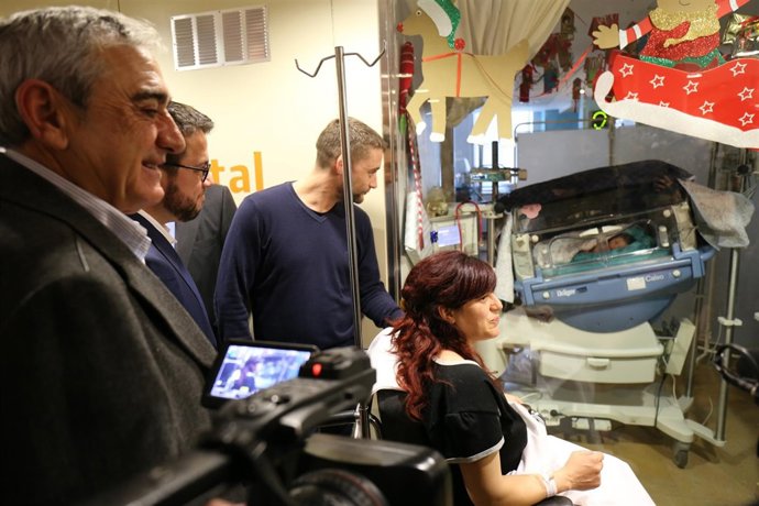 El alcalde de Terrassa Alfredo Vega visita a Emma, primer bebé del año