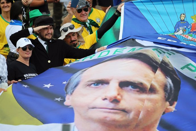 Partidarios de Bolsonaro con una pancarta con su imagen
