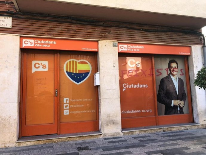 Pinten la seu de Cs de Vila-seca amb missatges de 'feixistes' i 'gossos'