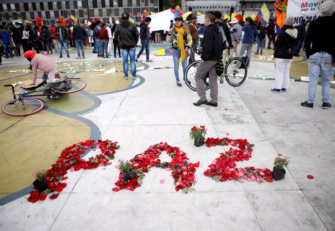 La palabra 'Paz', escrita con pétalos en una protesta opositora